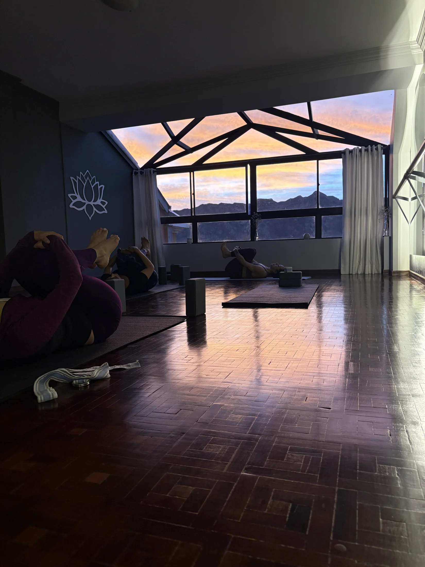 Clase de yoga en Moon Wellness Lab en La Paz