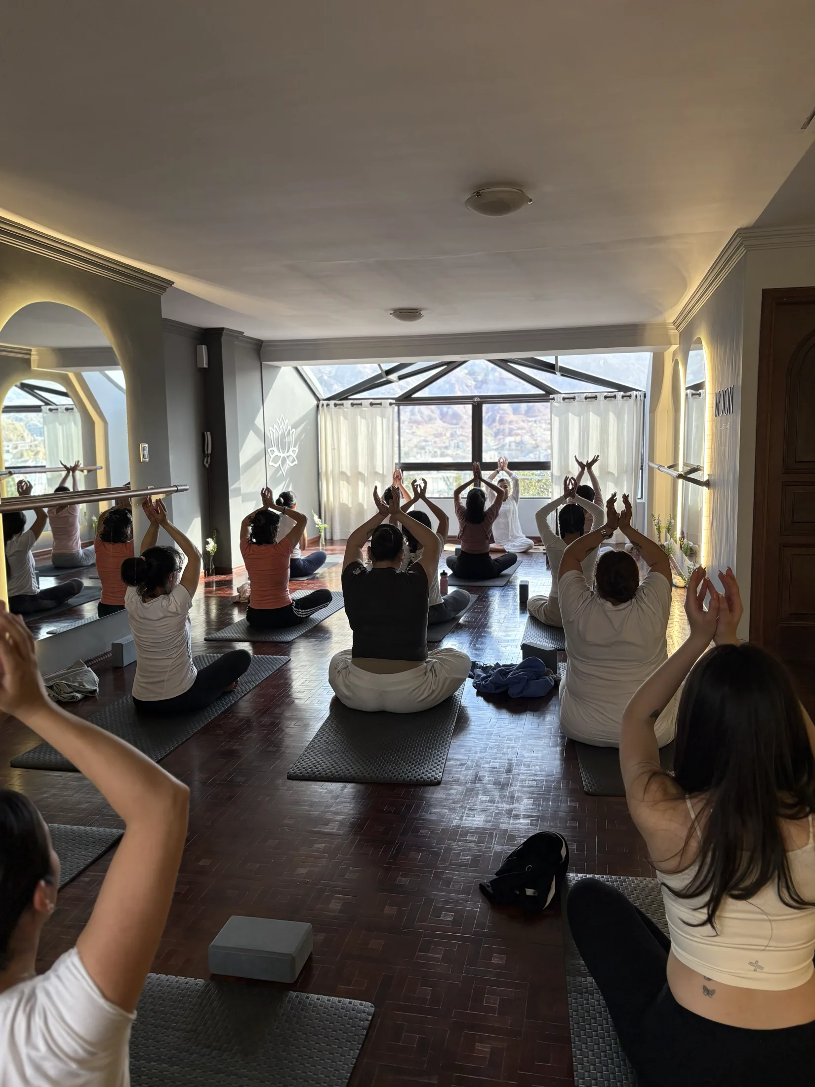 Viajera practicando yoga en La Paz en Moon Wellness Lab