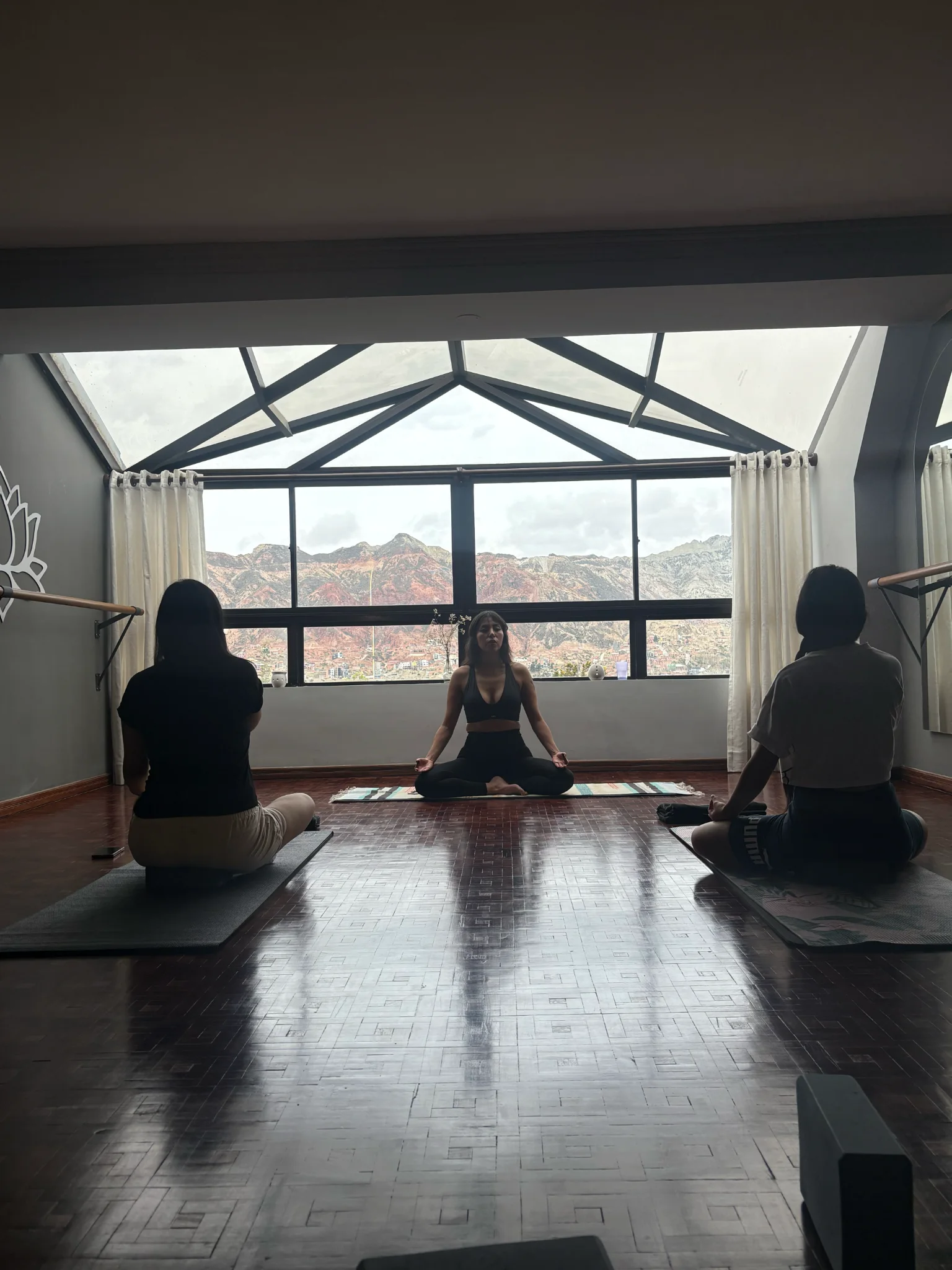 Clase de yoga en Moon Wellness Lab en La Paz